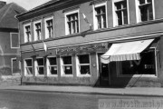 Ulica Braterstwa Narodw, widok na sklep obuwniczy - dawniej (1964 rok)